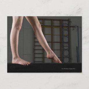 Carte Postale Fille marchant sur le faisceau de balance