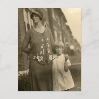 Carte Postale fille par mère et bâtiment