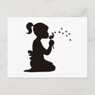 Carte Postale Fille soufflant sur la silhouette de pissenlit