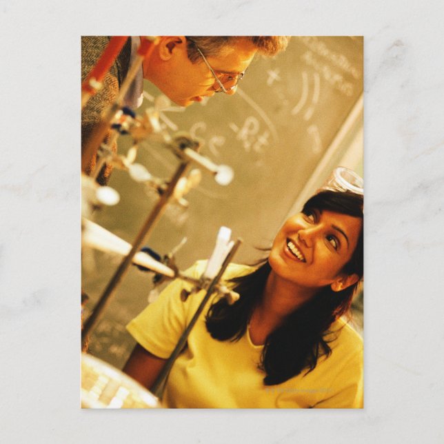 Carte Postale Fille souriante à l'enseignant en laboratoire de c (Devant)