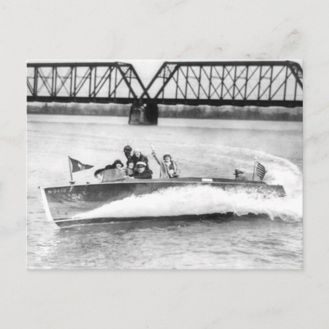 Carte Postale Filles de glamour en bateau de vitesse (Devant)