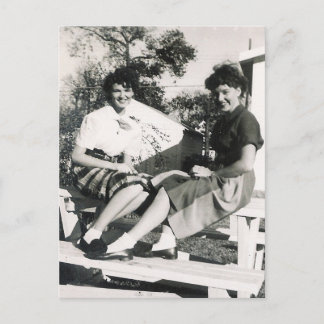 CARTE POSTALE FILLES DES ANNÉES 1950 #14