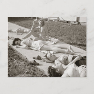 Carte Postale Filles prenant un bain de soleil, 1943