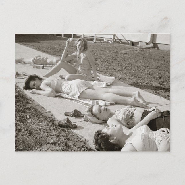 Carte Postale Filles prenant un bain de soleil, 1943 (Devant)