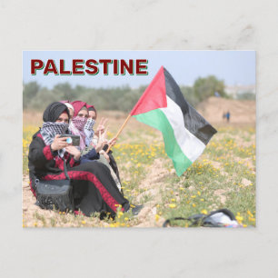Carte Postale Filles tenant un drapeau palestinien