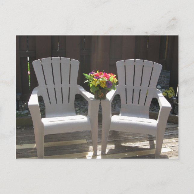 Carte Postale Fleurs et chaises Adirondack (Devant)