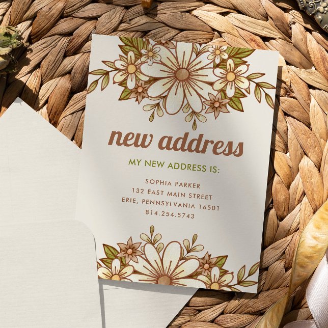 Carte Postale Fleurs rétro | Nouveau Faire-part de déplacement d (A trendy change of address card with retro flowers and typography)