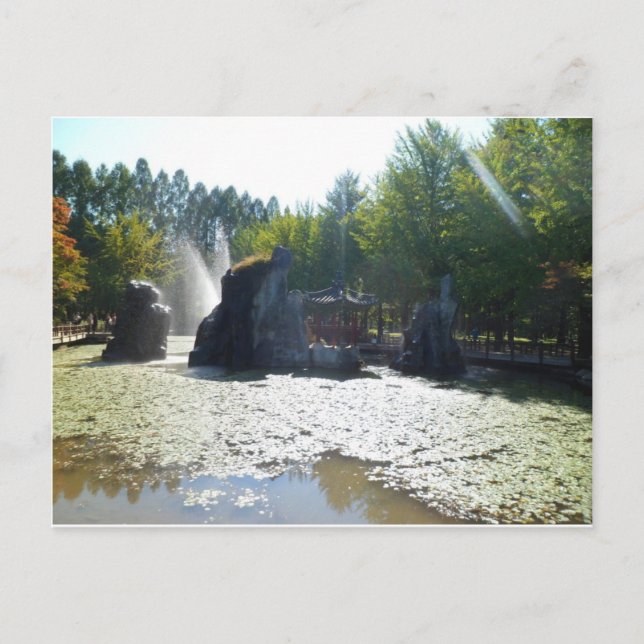 Carte Postale Fontaine et Gazebo, île de Nami, Corée (Devant)