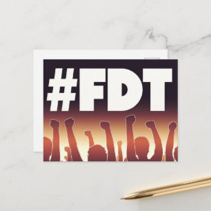 Carte Postale Foule FDT avec les bras en l'air