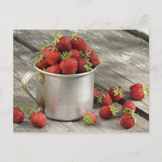 Carte Postale fraises de jardin dans la tasse