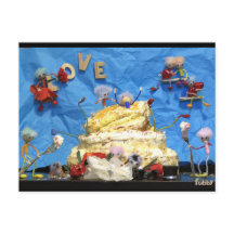 Fubby fête avec gâteau et les mariés.