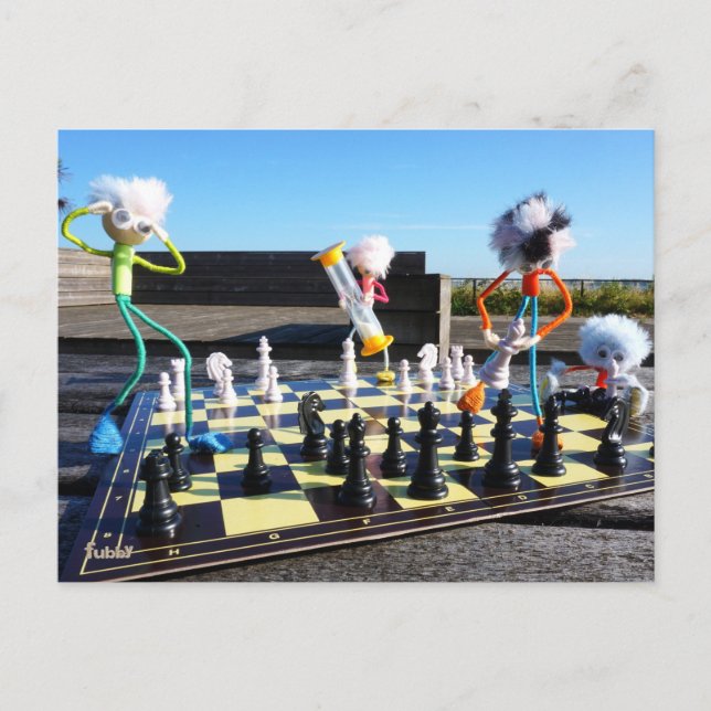 Carte Postale Fubby joue à l'échecs. (Devant)
