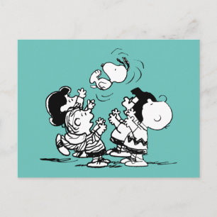 Carte Postale Gang des Peanuts soulevant Snoopy