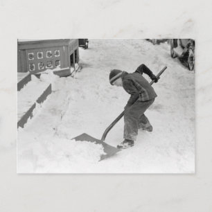 Carte Postale Garçon déblayant la neige, 1940