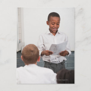 Carte Postale Garçon debout devant la classe lecture en 2