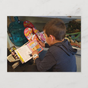 Carte Postale Garçon explorant des tours de magie et des jouets