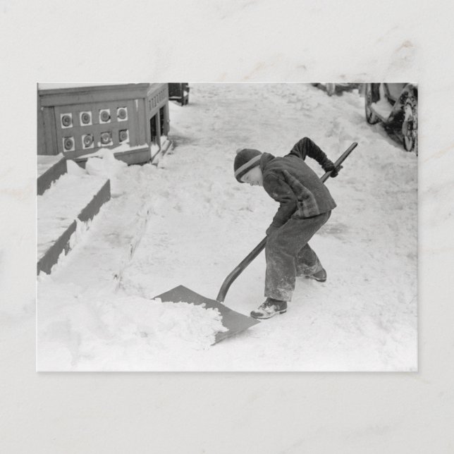 Carte Postale Garçon Shoveling Neige, 1940 (Devant)