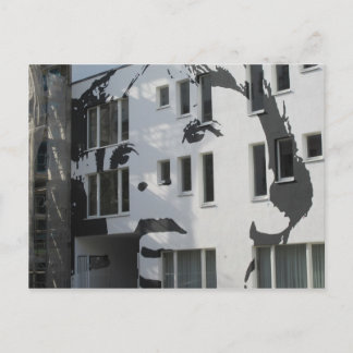 Carte Postale garçon sur mur