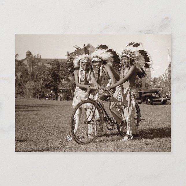 Carte Postale Garçons amérindiens à vélo (Devant)