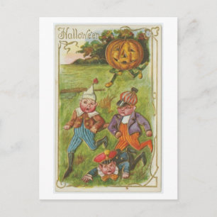 Carte Postale Garçons d'époque courant devant un citrouille de H