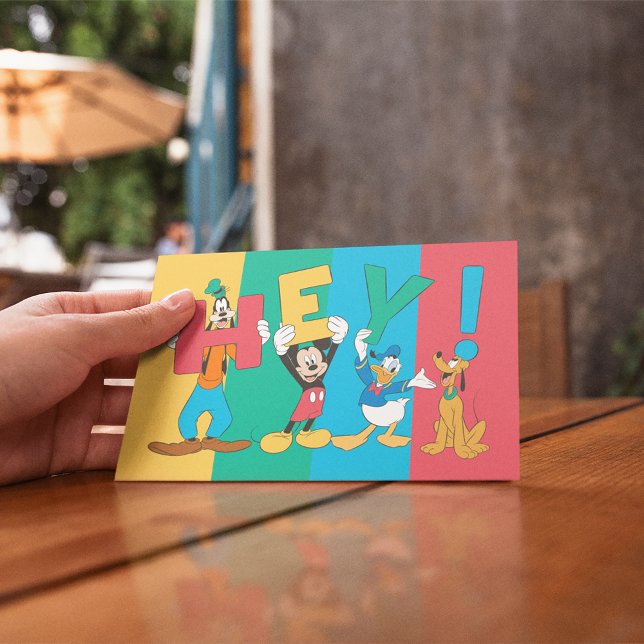 Carte Postale Goofy, Mickey, Donald, Pluto - Hey ! (Person holding postcard)