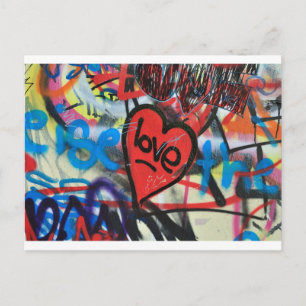 Carte Postale graffiti d'amour de coeur peint en rouge