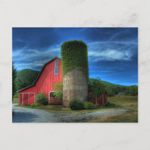 Carte Postale Grange à vin rouge sous des cieux orageux