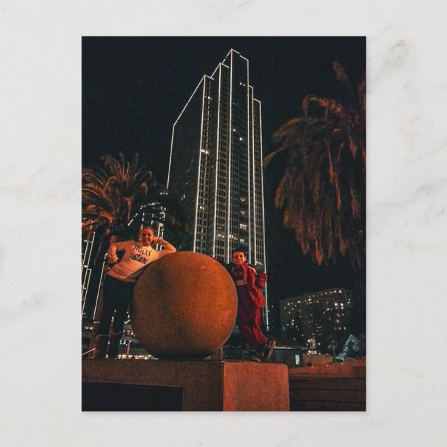 Carte Postale Gratte-ciel de ville nocturne avec sphère orange (Devant)