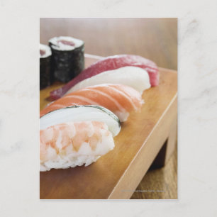 Carte Postale Gros plan de sushis sur une table
