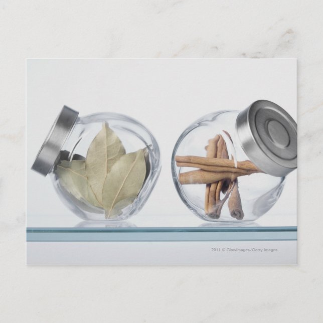 Carte Postale Gros plan d'herbes dans deux jarres (Devant)