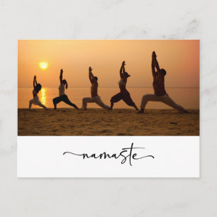 Carte Postale Groupe de personnes yoga avec mot Namaste