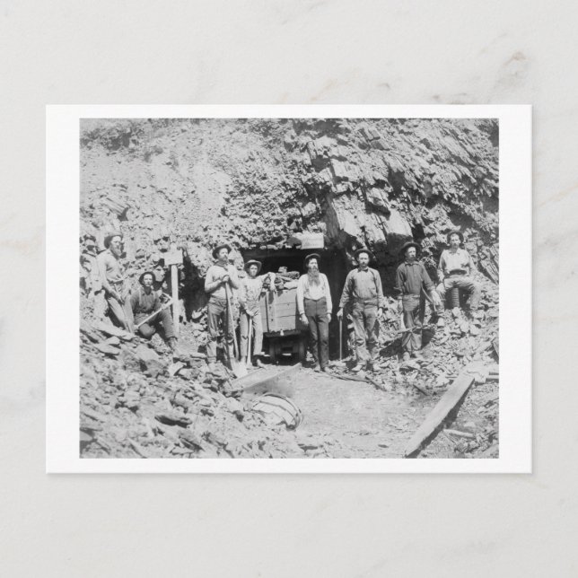 Carte Postale Groupe d'hommes à l'extérieur d'une mine photo (Devant)