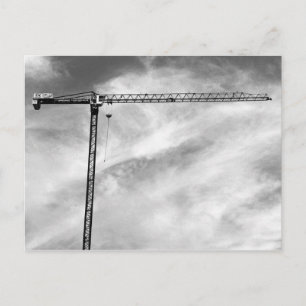 Carte Postale Grue de construction et ciel photo noir et blanc