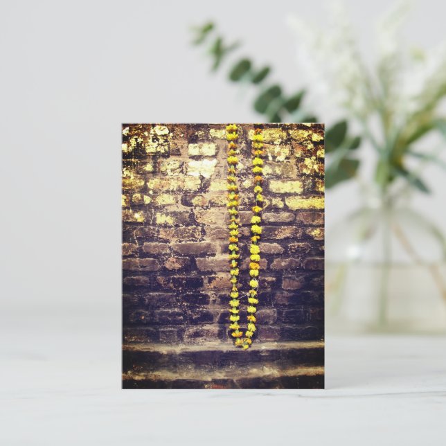 Carte Postale Guirlande sur le mur (Debout devant)