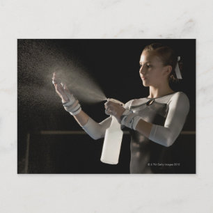 Carte Postale Gymnaste pulvérisation d'eau sur les mains