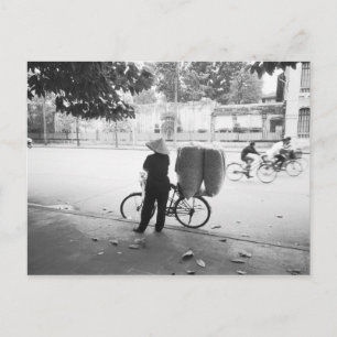 Carte Postale Hanoi Vietnam, femme livreuse à bicyclette (NR)