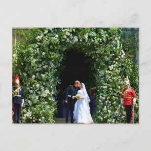 Carte Postale Harry Meghan jour de mariage baiser entrée chapell