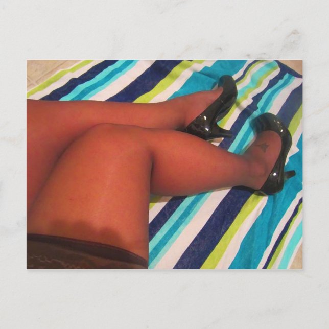 Carte Postale Hauteur de la cuisse en nylon dans des pompes bril (Devant)