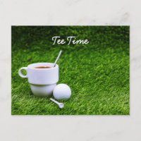 Heure de départ de golf avec tasse de thé sur gazo