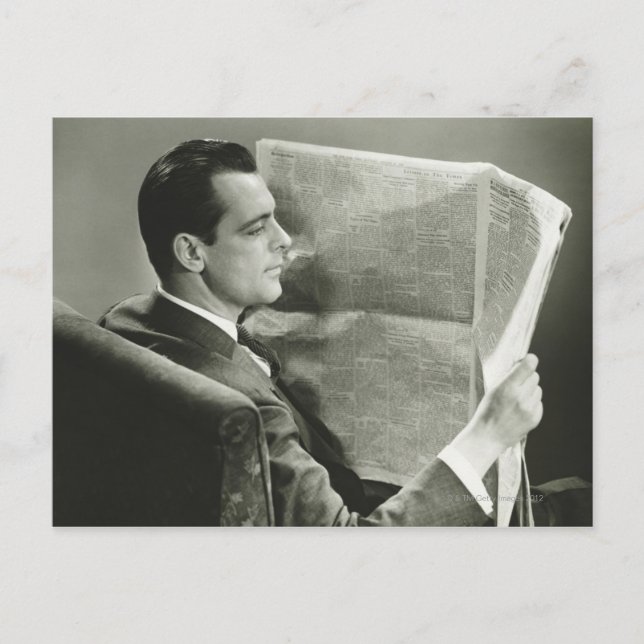 Carte Postale Homme d'affaires lisant le journal (Devant)
