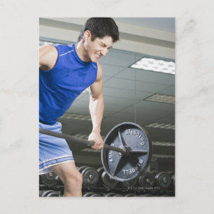 Carte Postale Homme en salle de gym, levant de grandes cloches, 