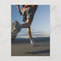 Homme en tenue de course sportive