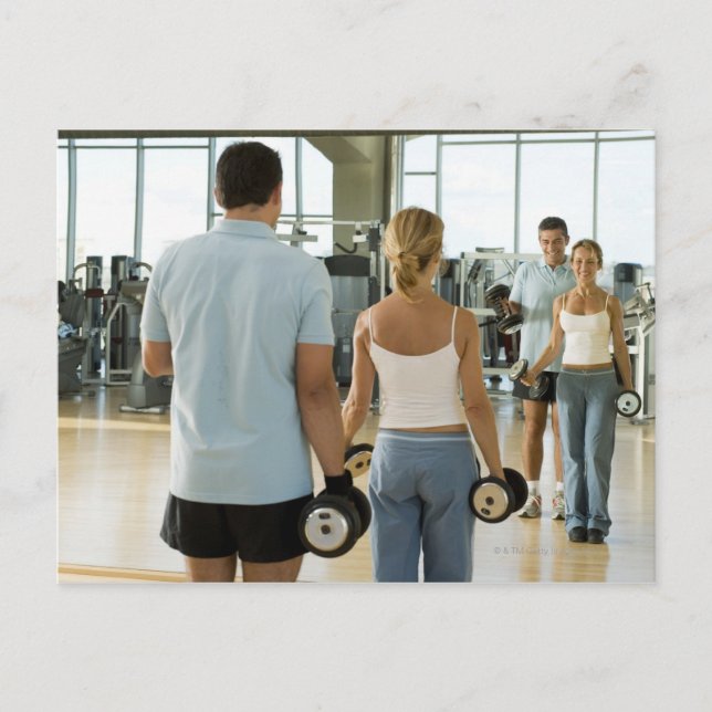 Carte Postale Homme et femme levant des poids de main devant un (Devant)