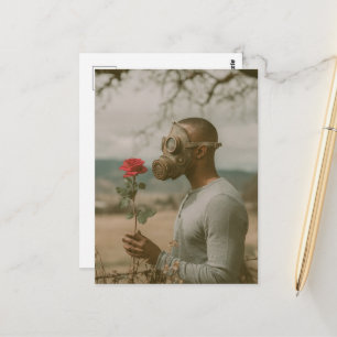 Carte Postale Homme vintage dans un masque à gaz Rose rouge apoc