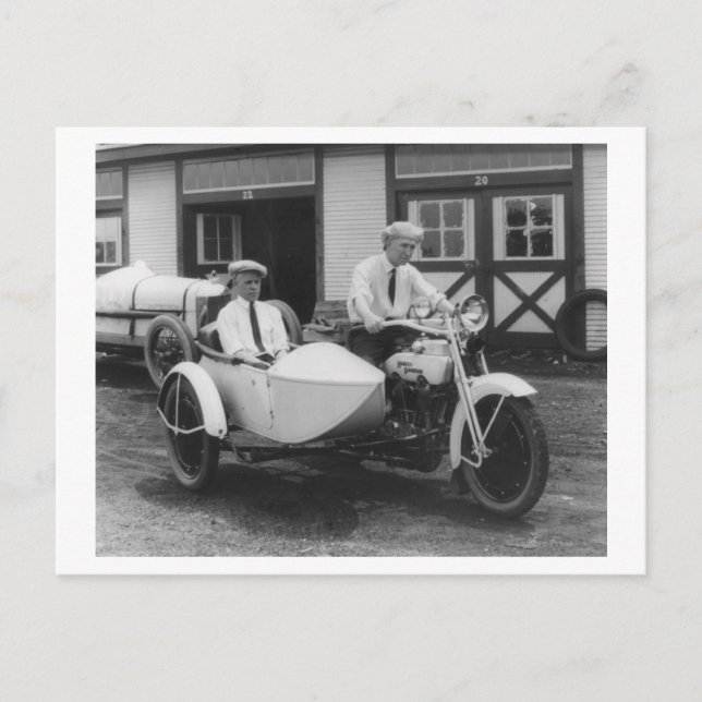 Carte Postale Hommes sur la moto Harley Davidson avec Sidecar (Devant)