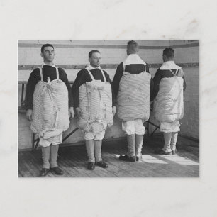 Carte Postale Hommes vintages habillés en matelas