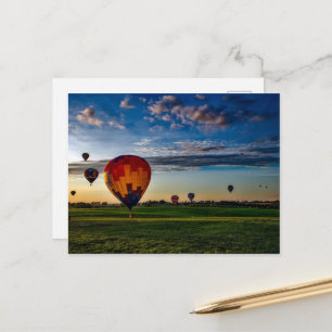 Carte Postale Hot Air Balloon Festival dans un beau ciel nuageux