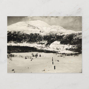 Carte Postale Image de ski vintage, Skieurs dans la vallée