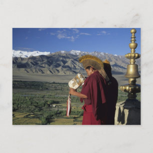 Carte Postale Inde, Ladakh, Thikse. Le moine bouddhiste souffle