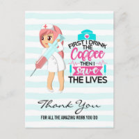 Infirmière amusante qui dit avec une grande aiguil